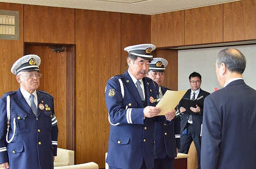 滝沢市交通指導隊「交通安全りんご」配布贈呈式の様子