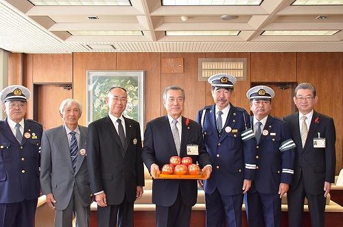 滝沢市交通指導隊「交通安全りんご」配布贈呈式の様子