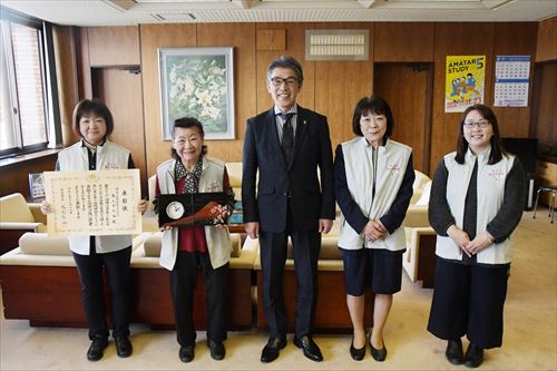 「あんずの会」表敬訪問の様子