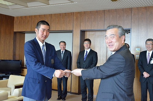 盛岡大学付属高校野球部の表敬訪問の様子