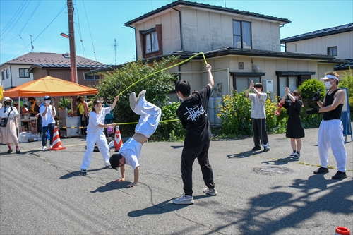 鷹巣子市の様子