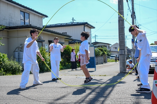 鷹巣子市の様子