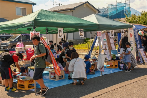 鷹巣子市の様子