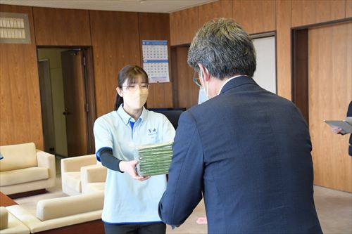 株式会社薬王堂様によるマスクの寄贈式の様子