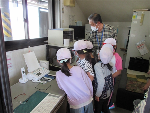 大釜駅近郊の施設見学の様子