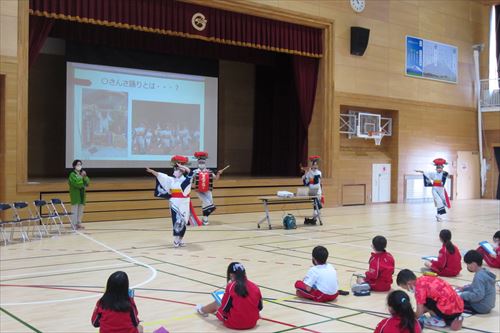 さんさ踊りについての授業の様子1