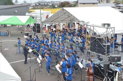 滝沢南中学校吹奏楽の演奏の様子