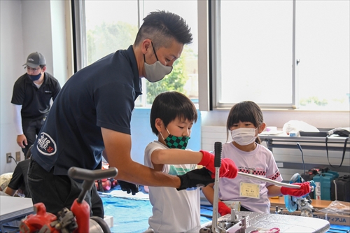 女子と男子児童2人の職業体験の様子