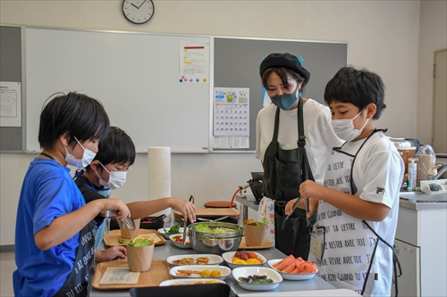 児童3人が食品を扱う職業体験をする様子