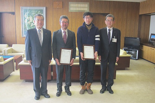 滝沢市農業経営改善計画認定交付式。工藤信哉さん（写真左から2人目）、高橋糧平さん（写真右から2人目）