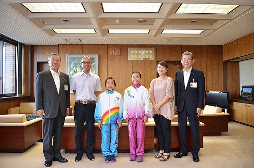 全国ブロック選抜U-12体操競技選手権大会に出場する伊藤咲乃さんと田子由璃菜さんが主濱市長を表敬訪問しました。