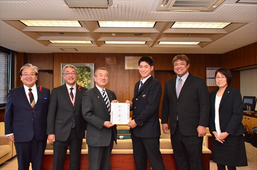 北海道日本ハムファイターズ育成枠1位に指名された松本遼大さんが主濱市長を訪問1