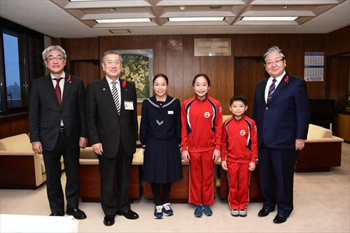 体操競技選手権大会で優秀な成績を収めた田子由璃菜さん、田子紗璃亜さん、小堀栄人さんが主濱市長を訪問1