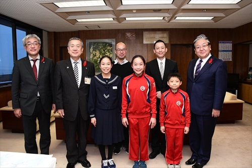 体操競技選手権大会で優秀な成績を収めた田子由璃菜さん、田子紗璃亜さん、小堀栄人さんが主濱市長を訪問2