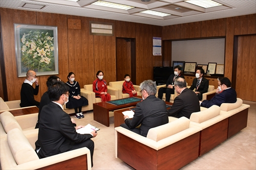 体操競技選手権大会で優秀な成績を収めた田子由璃菜さん、田子紗璃亜さん、小堀栄人さんが主濱市長を訪問3