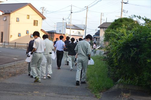 市役所周辺の市道のごみ拾い1