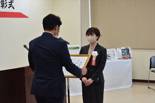 表彰状を手渡される上野山怜子さん