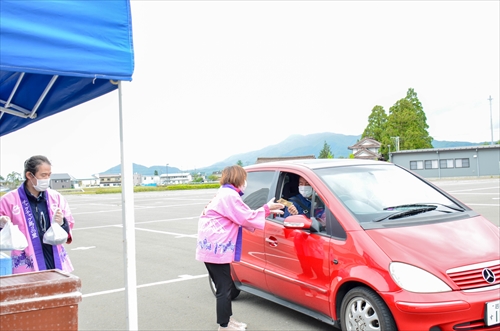 ドライブスルーでのお弁当販売の様子2