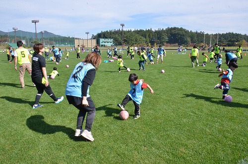 子どもたちがサッカーを元気にプレーする様子2