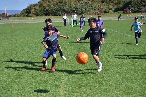 子どもたちがサッカーを元気にプレーする様子1