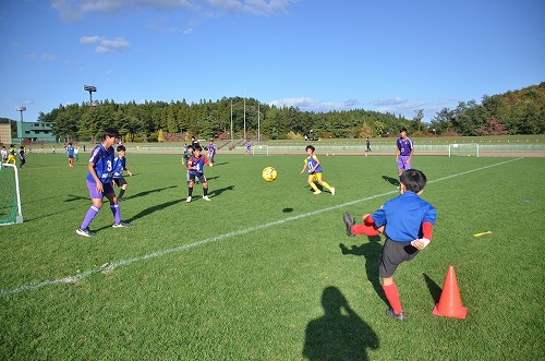 子どもたちがサッカーを元気にプレーする様子3