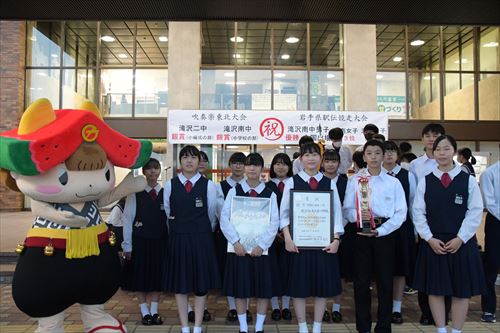 滝沢南中学校と滝沢第二中学校の吹奏楽部と駅伝部が市長を表敬訪問3