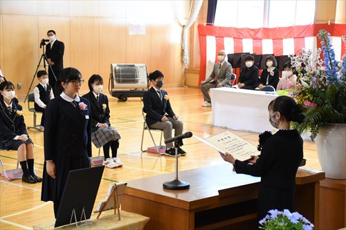 姥屋敷小中学校の卒業式の様子2