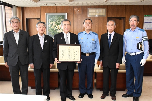 滝沢市が交通死亡事故ゼロ1年6カ月を達成、県警察本部長から賞賛状が送られた1