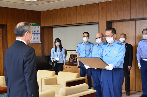 滝沢市が交通死亡事故ゼロ1年6カ月を達成、県警察本部長から賞賛状が送られた2