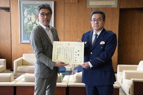 滝沢市が交通死亡事故ゼロ1年6カ月を達成、県警察本部長から賞賛状が送られた3