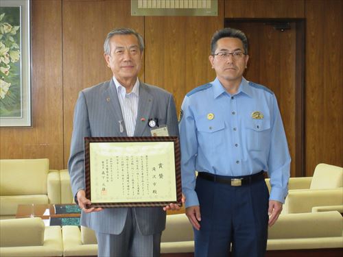 滝沢市が交通死亡事故ゼロ9カ月を達成、県警察本部長から賞賛状が送られた1