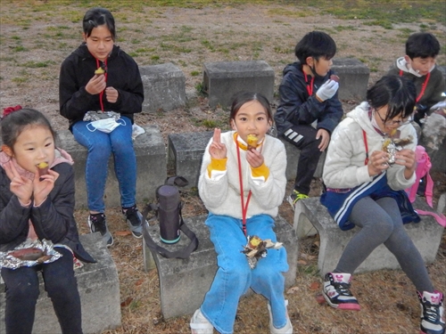 焼き芋づくり体験の様子1