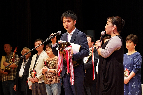 第23回岩手県歌謡選手権大会でグランプリに輝いた木下智陽さん