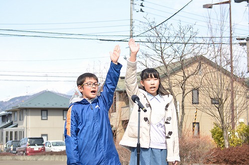 滝沢中央小学校の通学路に設置した押しボタン式信号機の点灯式の様子2