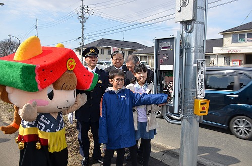 滝沢中央小学校の通学路に設置した押しボタン式信号機の点灯式の様子1