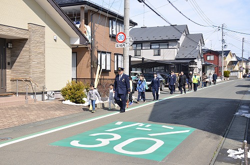 滝沢中央小学校の通学路に設置した押しボタン式信号機の点灯式の様子4