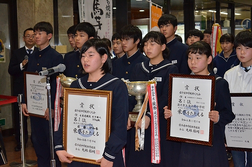 岩手県中学校新人大会など各種大会で活躍した市内小中学生の皆さんが主濱市長らを訪れ活躍を報告しました。1