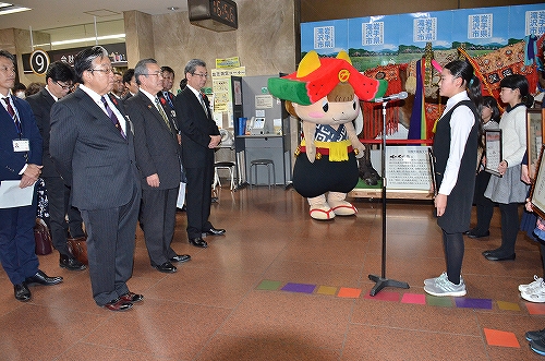 岩手県中学校新人大会など各種大会で活躍した市内小中学生の皆さんが主濱市長らを訪れ活躍を報告しました。2