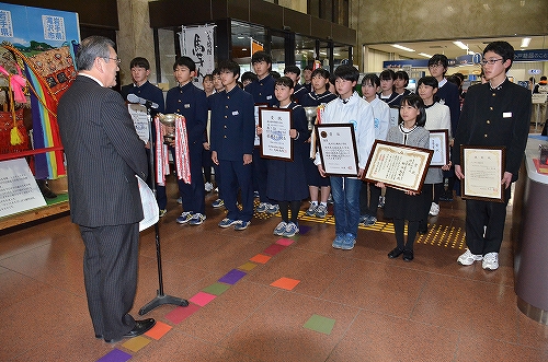 岩手県中学校新人大会など各種大会で活躍した市内小中学生の皆さんが主濱市長らを訪れ活躍を報告しました。3