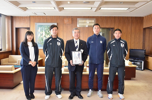 サッカーチーム「いわてグルージャ盛岡」の3選手が主濱市長を訪問しました。2