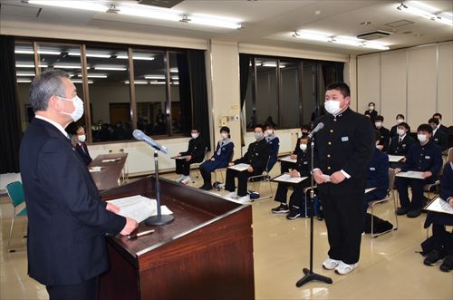 市内小中学校の各種大会で活躍した児童や生徒の皆さんが市長を表敬訪問した様子3