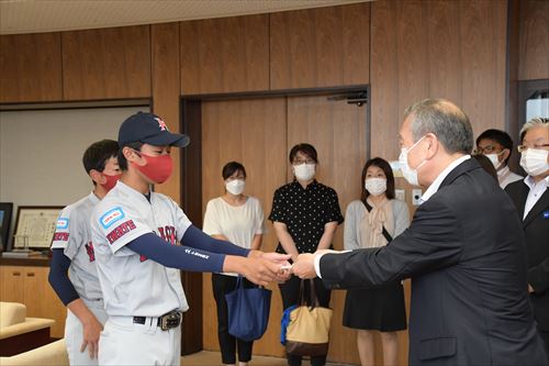 盛岡姫神リトルシニアの皆さんが主濱市長へ表敬訪問3