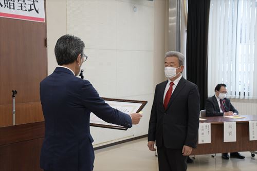 感謝状が手渡される様子1