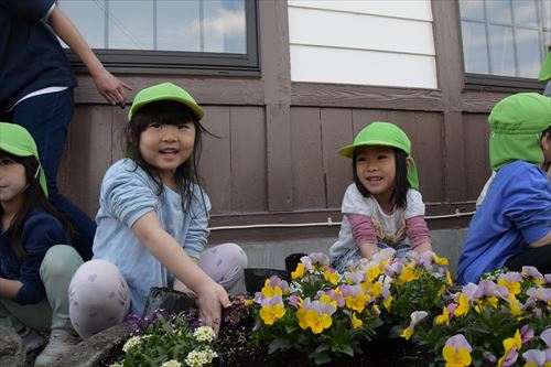 園児たちによる花壇の植栽の様子