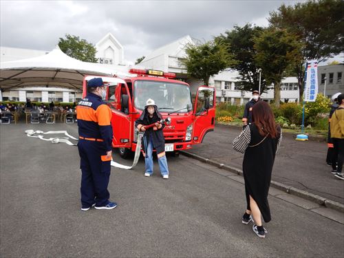 聖陵祭に参加した市消防団の様子