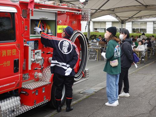 聖陵祭に参加した市消防団の様子