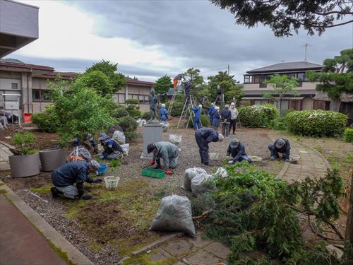 上田邸植木の枝切り作業と草取り作業の様子