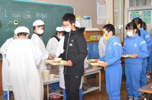 ふれあい給食会の様子