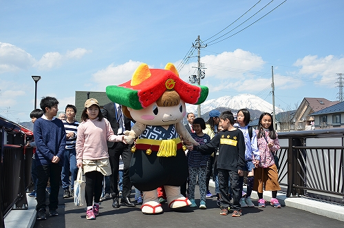 室小路と穴口を結ぶ虹の橋開通式の様子