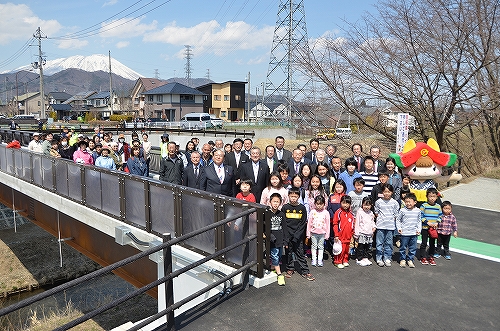 室小路と穴口を結ぶ虹の橋開通式の様子